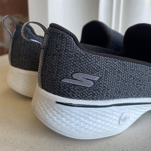 Skechers Goga Max slipons 7.5
